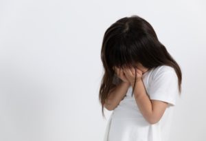 女の子が泣いている写真